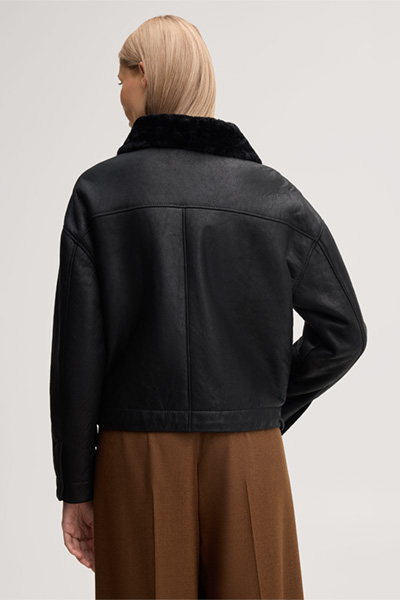 Führt zu Produktdetailseite „Lammfell-Lederjacke mit Stehkragen in Schwarz"