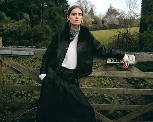 windsor-damen-lederjacke-in-schwarz-mit-jersey-in-weiss-und-rock-in-schwarz-mit-nadelstreifen-navi.jpg