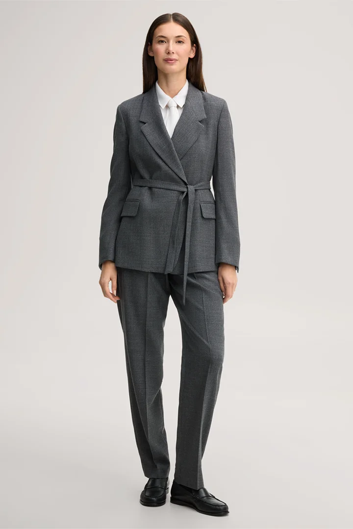 Führt zu Produktdetailseite „Schurwoll-Blazer mit Mouline Struktur und Gürtel in Dunkelgrau"