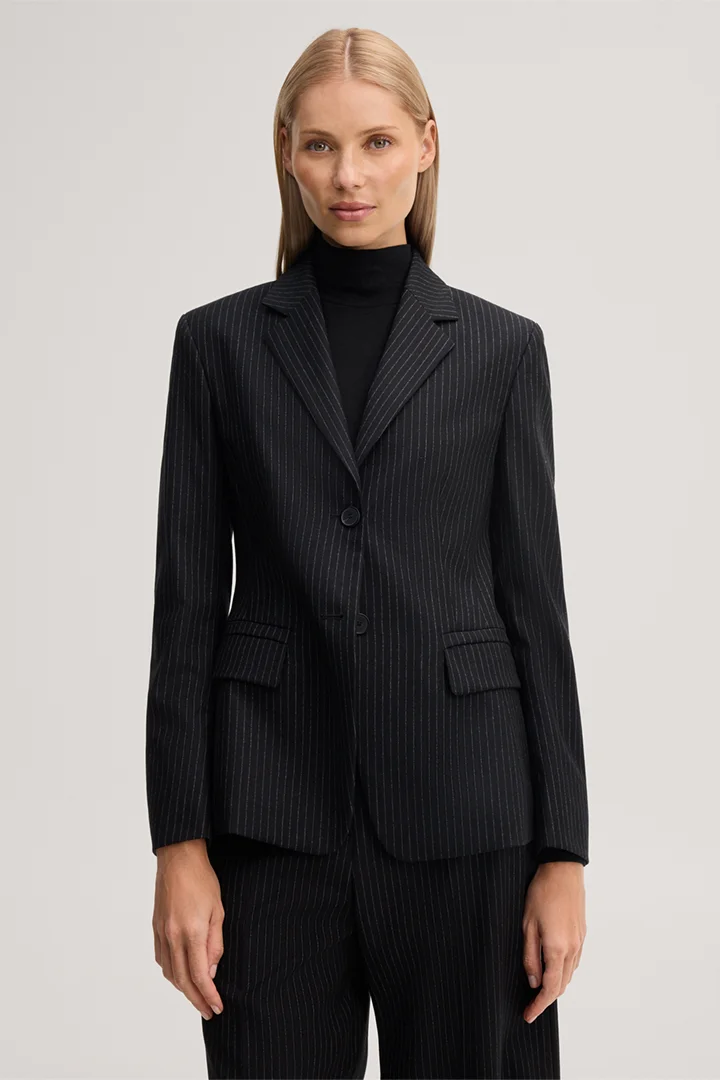 Führt zu Produktdetailseite „Schurwoll-Pinstripe-Blazer in Schwarz"