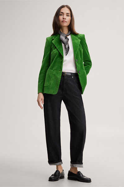 Mène à la page produit « Blazer en velours côtelé vert »