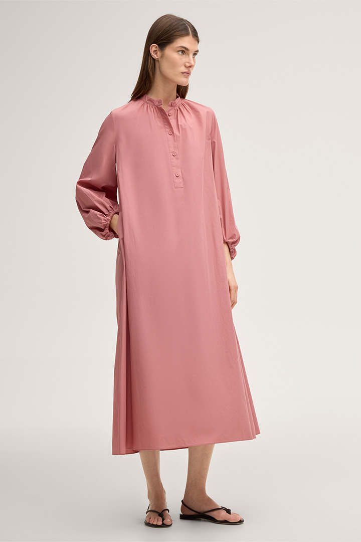Leads to product detail page "Maxi-length cotton dress with stand-up collar in pink"