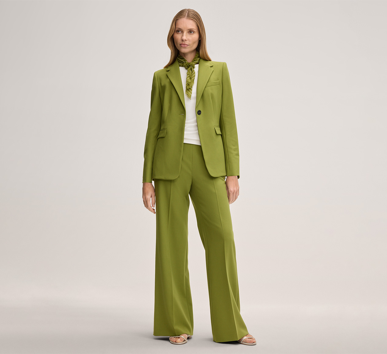 windsor. präsentiert das Produkt Crepe-Marlene-Hose in Grün aus der Kategorie Hosen & Jeans