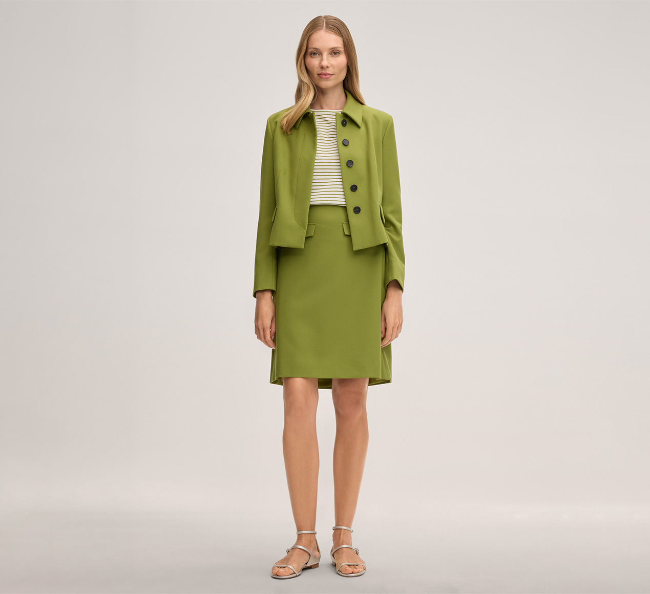 windsor. präsentiert das Produkt Crepe-Stiefel-Rock in Grün aus der Kategorie Röcke