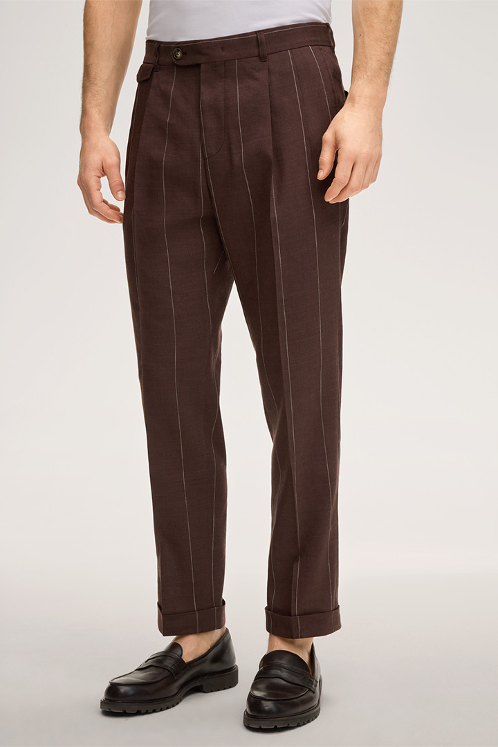 Führt zu Produktdetailseite „Schurwollmix-Baukasten-Hose Sapo mit Leinen und Bundfalte in Bordeaux Rot mit Nadelstreifen"