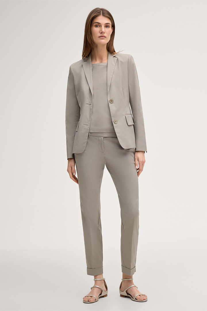 Mène à la page produit « Blazer en coton stretch, en grège »