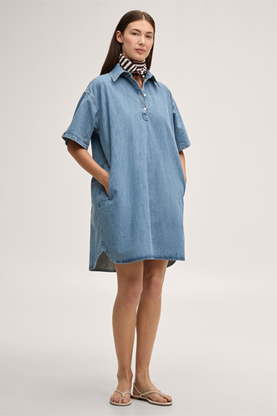 Leads to product detail page "Short-sleeved denim dress in mid-blue washed"
