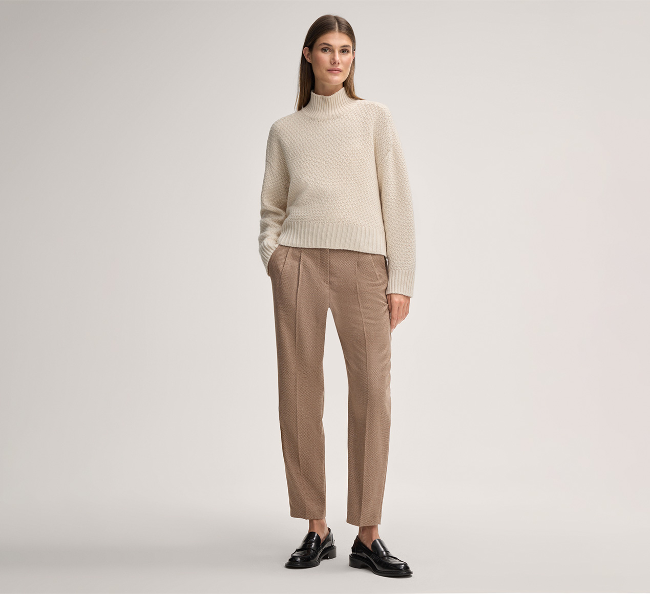 windsor. présente le produit Pull-over en cachemire à col relevé, couleur crème de la catégorie Tricot