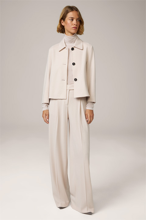 <p><strong>Shop the Look :</strong><br> Tailleur-pantalon en jersey de laine, en beige clair</p>