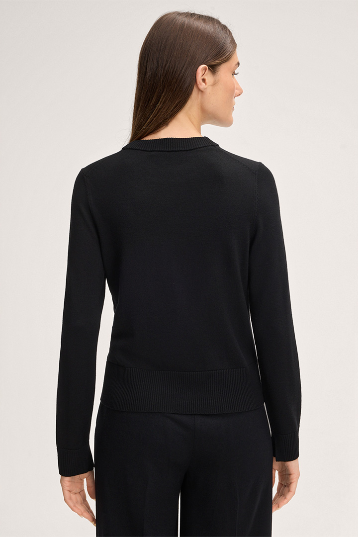 Round Neck Pullover in Fine Knit Merino in Black