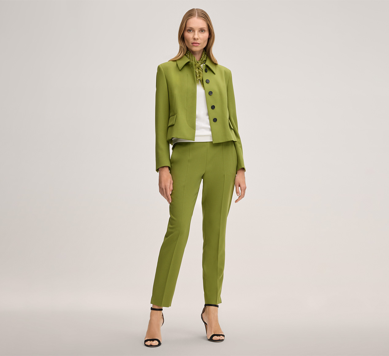windsor. präsentiert das Produkt Crepe-Anzug-Hose in Grün aus der Kategorie Hosen & Jeans