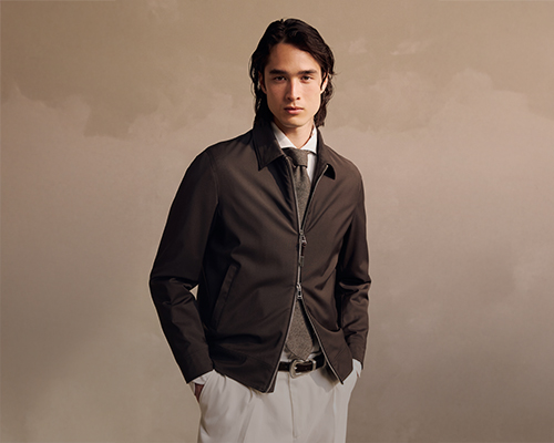 windsor herren jacke in braun mit hose in weiss und krawatte.jpg