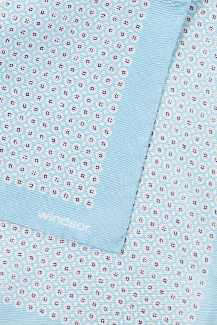 Leads to product detail page "Silk pocket square in light blue with dots"