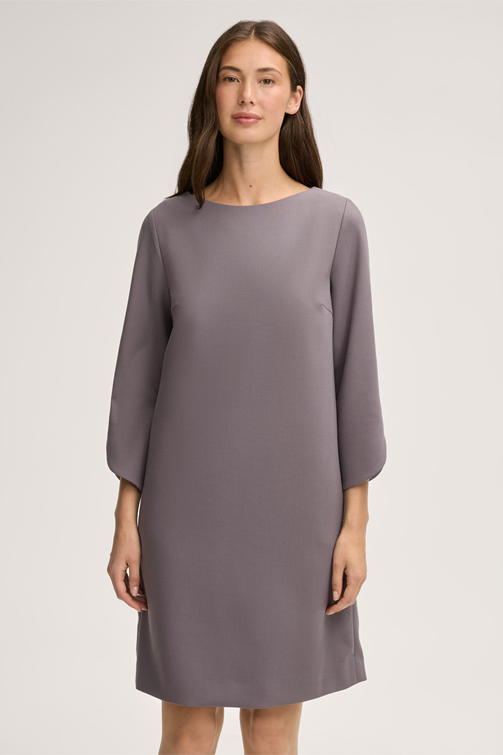 Führt zu Produktdetailseite „Crêpe-Eggshape-Kleid mit U-Boot Kragen in Grau