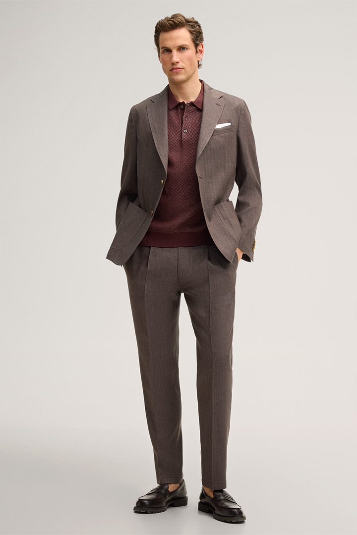 Mène à la page produit « Pantalon modulable à pinces Silvi en laine vierge mélangée à du lin, en marron »