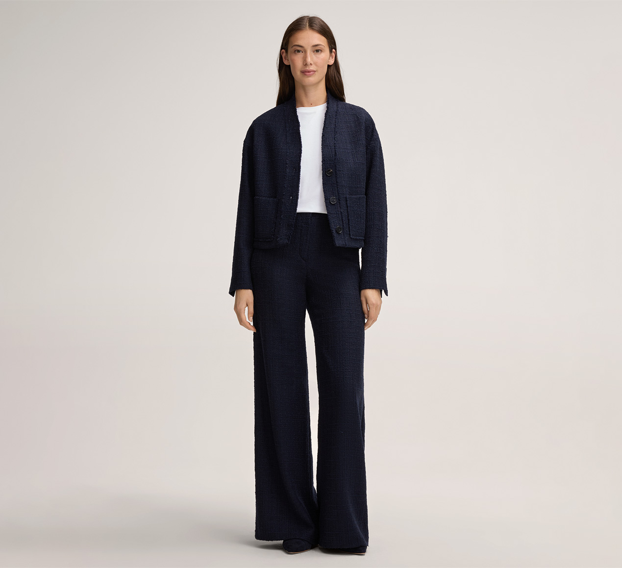 windsor. présente le produit Blazer court en tweed, en bleu marine de la catégorie Blazer