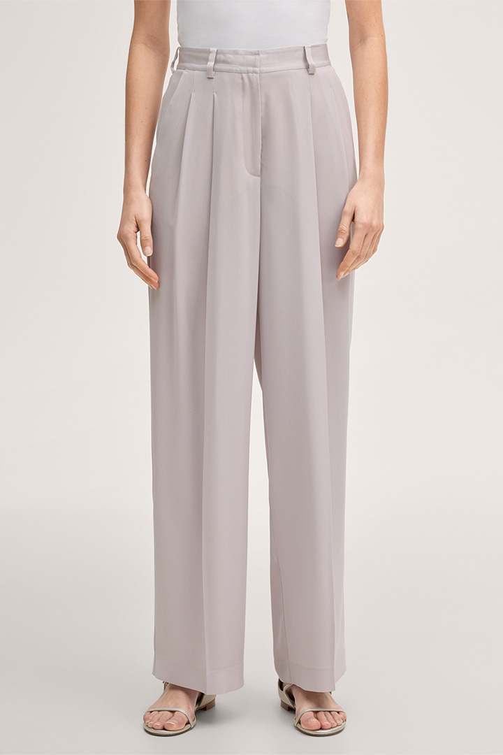 Leads to product detail page "Crêpe Marlene pleated trousers in beige"