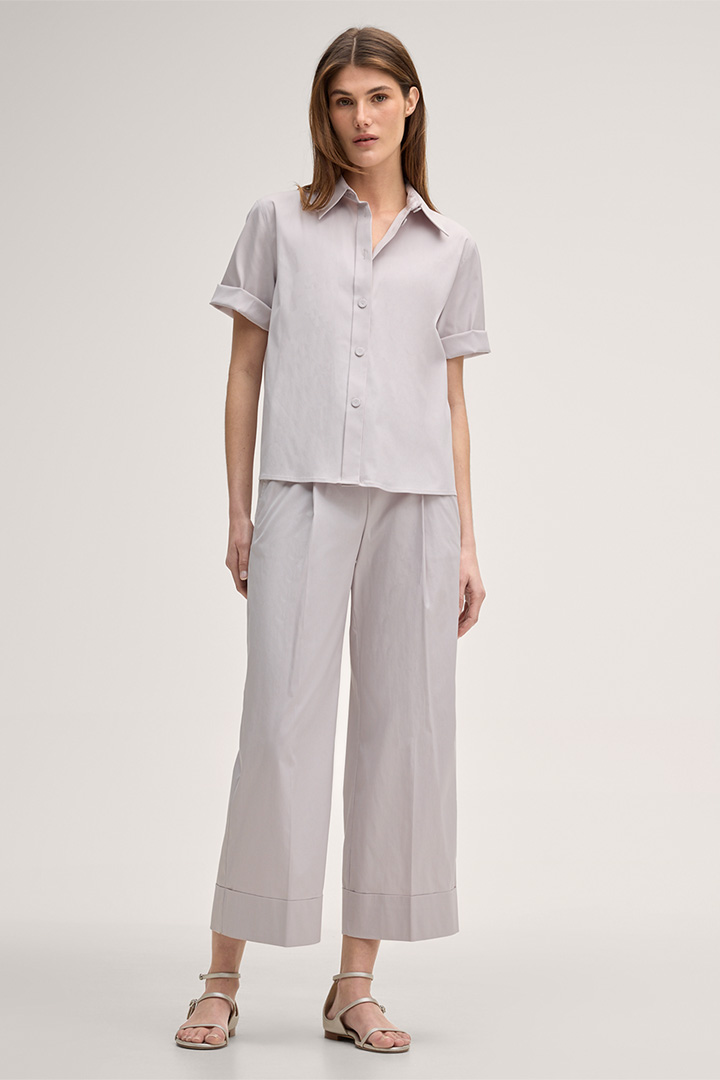 Mène à la page produit « Chemise-blouse à manches courtes en coton stretch, couleur beige »