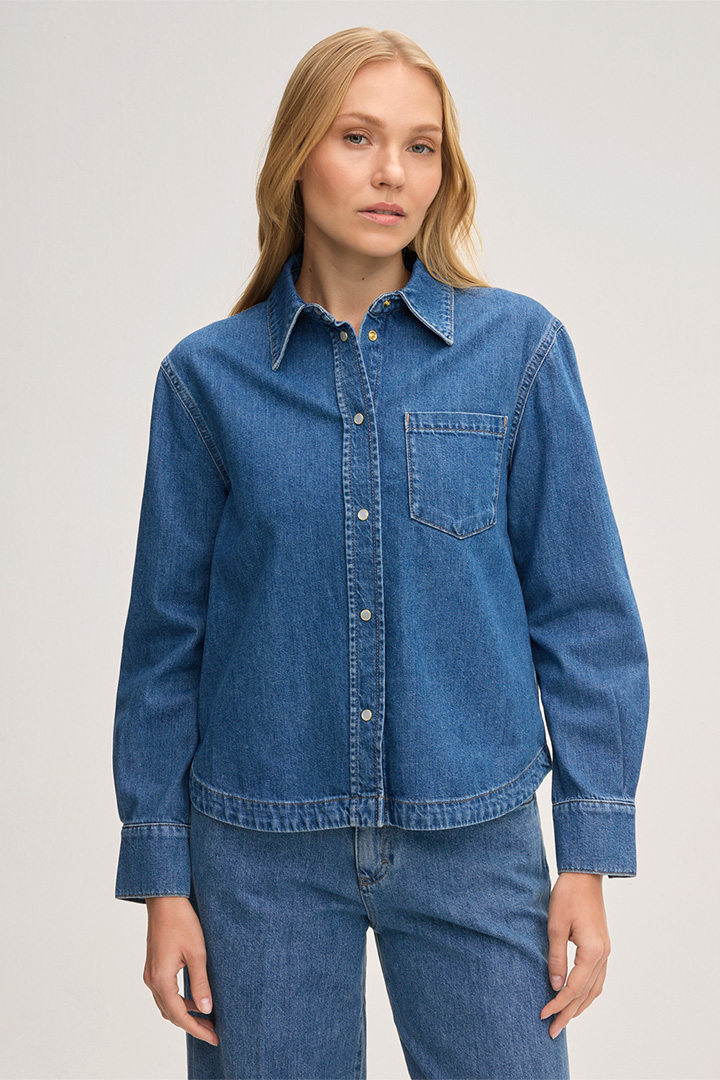 Führt zu Produktdetailseite „Jeansbluse in Mid Blue washed"