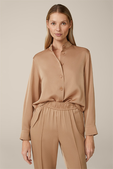 Crêpe Shirt Blouse with Stand-up Collar in Camel