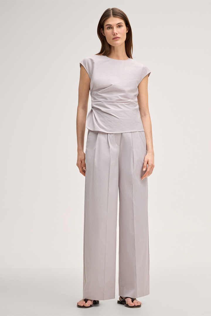 Führt zu Look-Detailseite „Shop the look: Baumwollstretch-Hosenanzug in Beige“