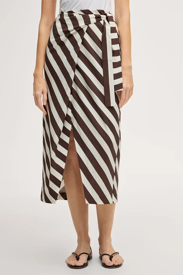 Führt zu Produktdetailseite „Viskose-Leinenmix-Wickelrock in Midi-Länge in Ecru-Dunkelbraun gestreift"