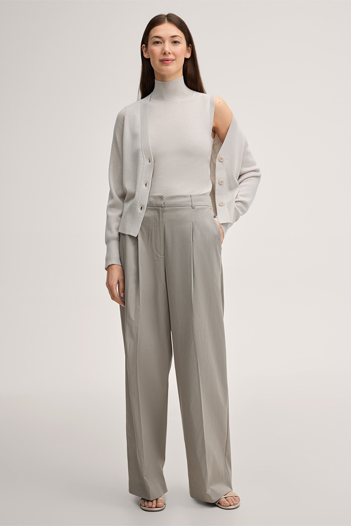 Führt zu Produktdetailseite „Schurwoll-Seidenmix-Rollkragen-Top in Ivory"