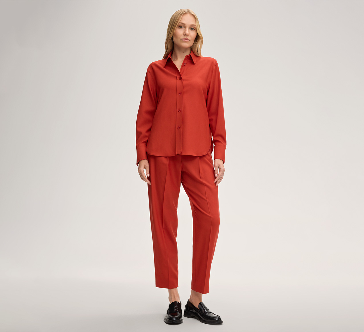 windsor. präsentiert das Produkt Schurwollstretch-Twill-Hemdbluse in Rot aus der Kategorie Blusen & Tops