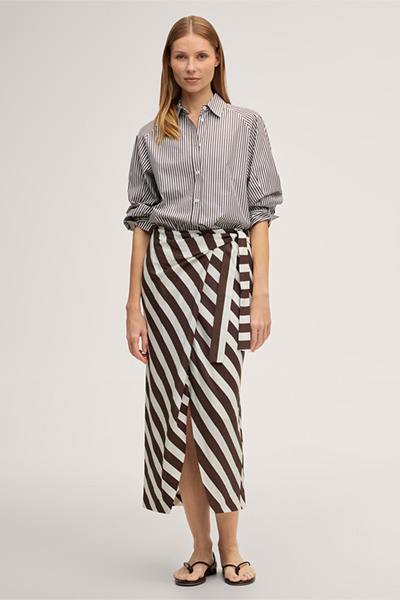 Viskose-Leinenmix-Wickelrock in Midi-Länge in Ecru-Dunkelbraun gestreift