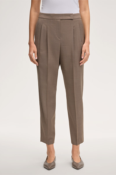 Schurwoll-Bundfalten-Hose im Jogger Stil in Taupe