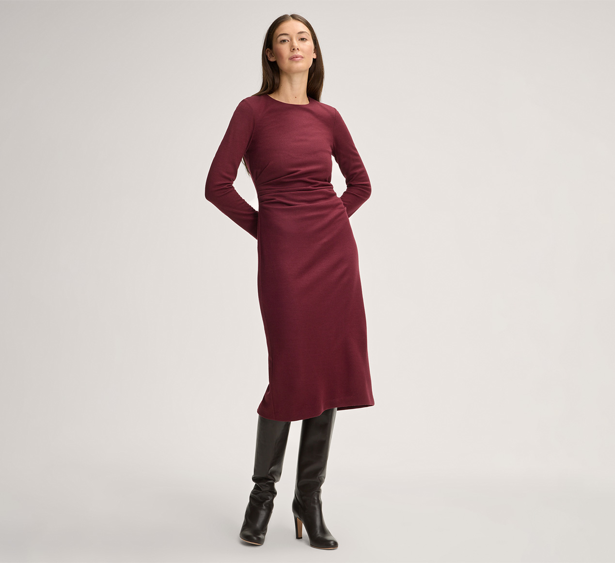 windsor. présente le produit Robe en jersey de laine à manches longues et effet drapé, en rouge de la catégorie Robes et combinaisons