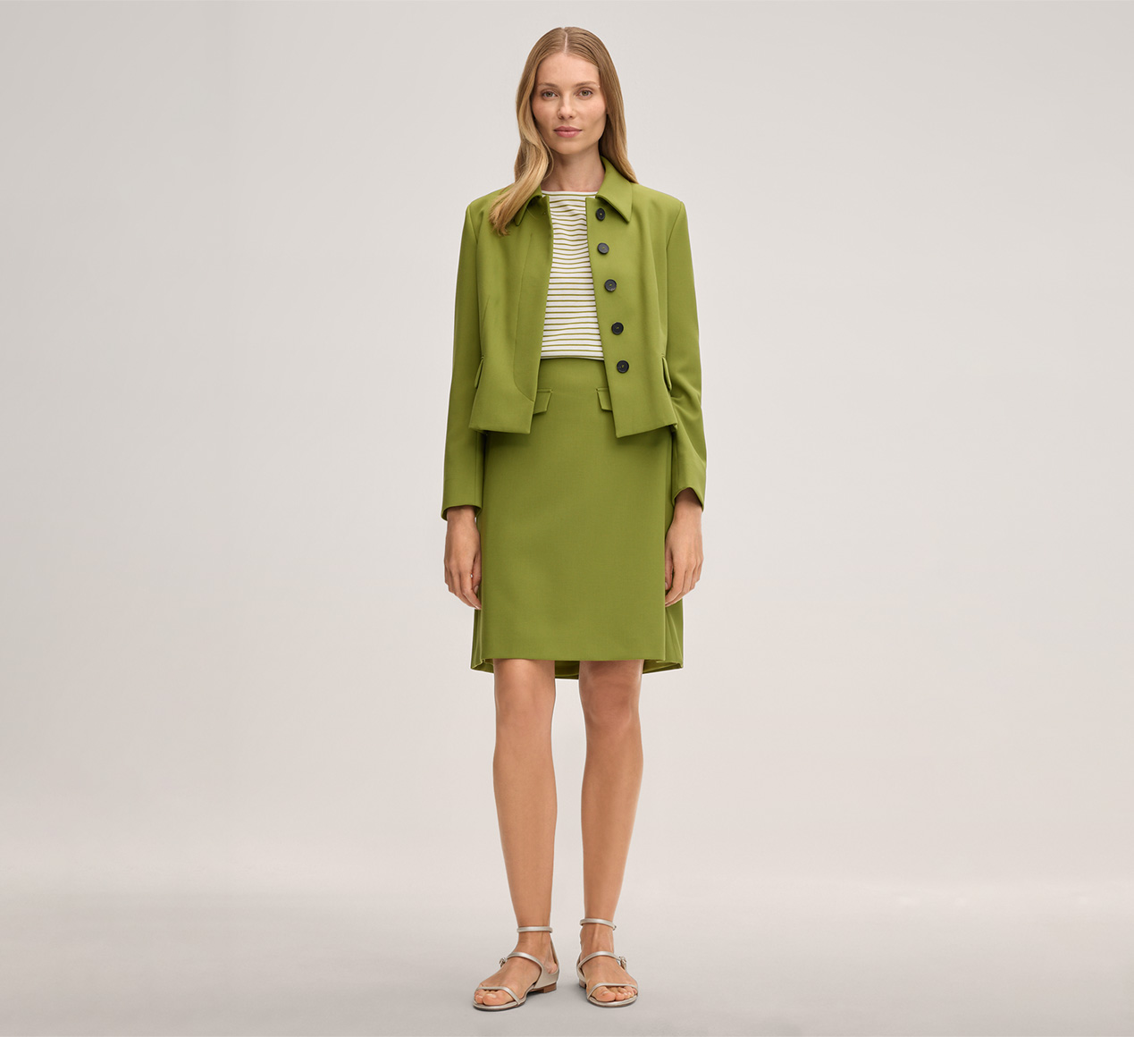 windsor. präsentiert das Produkt Crepe-Stiefel-Rock in Grün aus der Kategorie Röcke