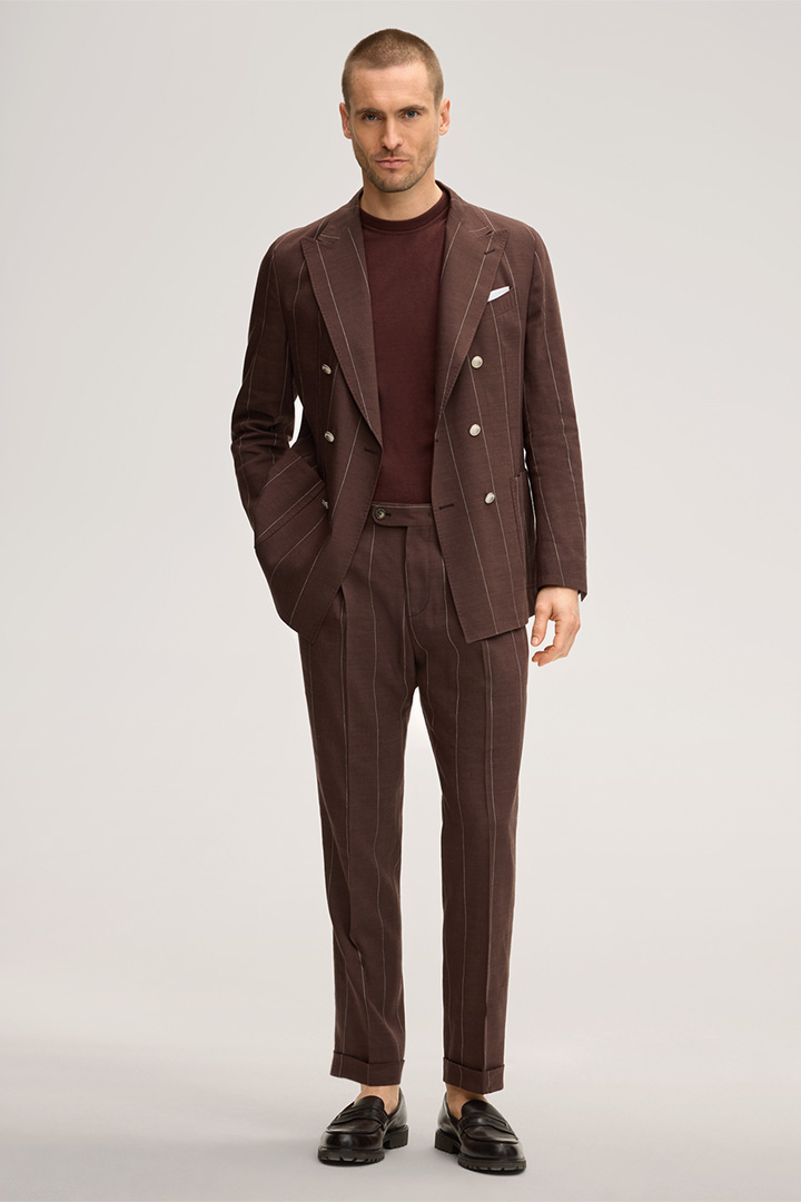 Führt zu Produktdetailseite „Schurwollmix-Baukasten-Hose Sapo mit Leinen und Bundfalte in Bordeaux Rot mit Nadelstreifen"