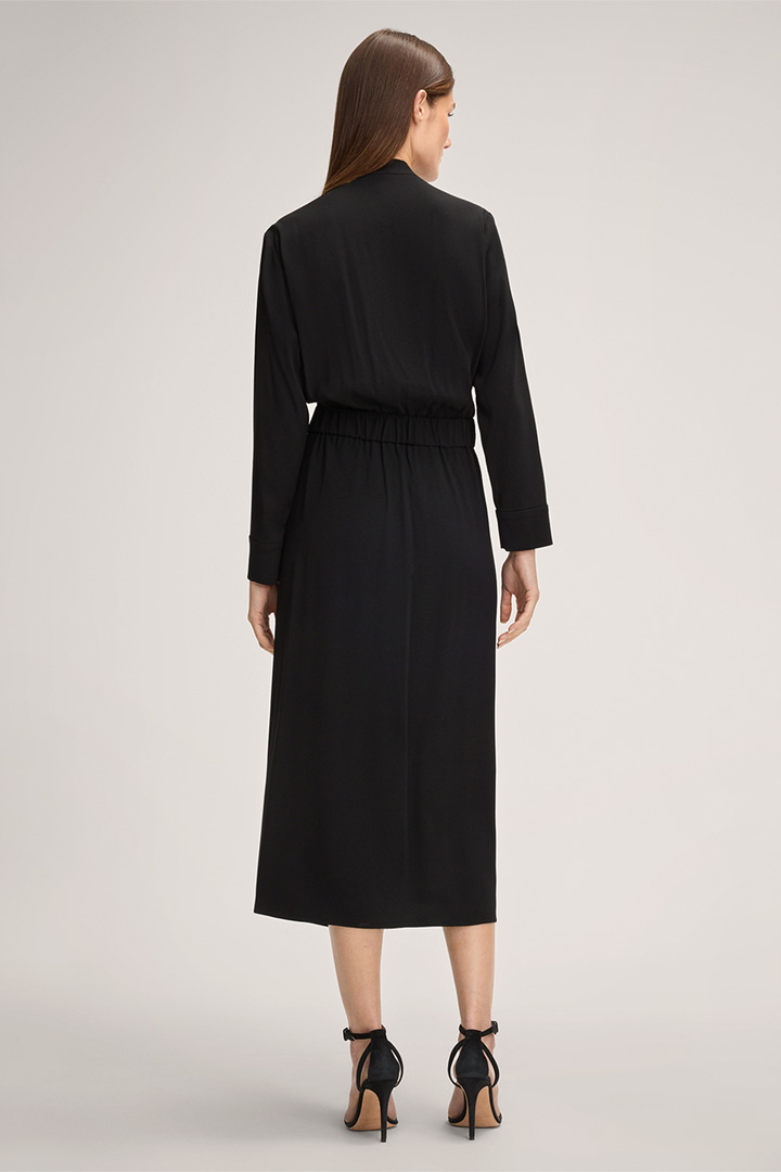 Tricacetat-Kleid in Midi-Länge mit Gürtel in Schwarz