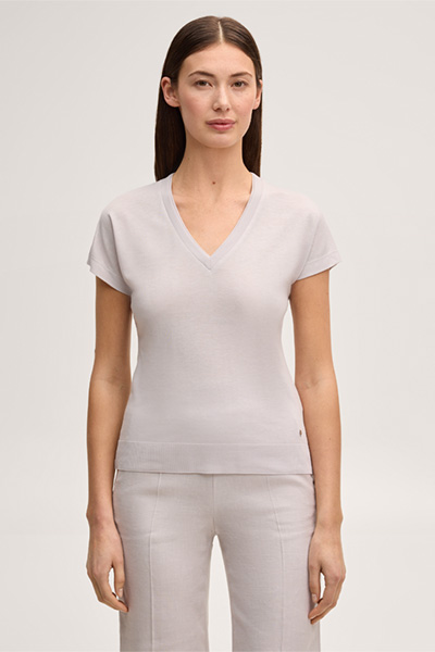 Leads to product detail page "Lyocell cotton T-shirt with V-neck in beige"