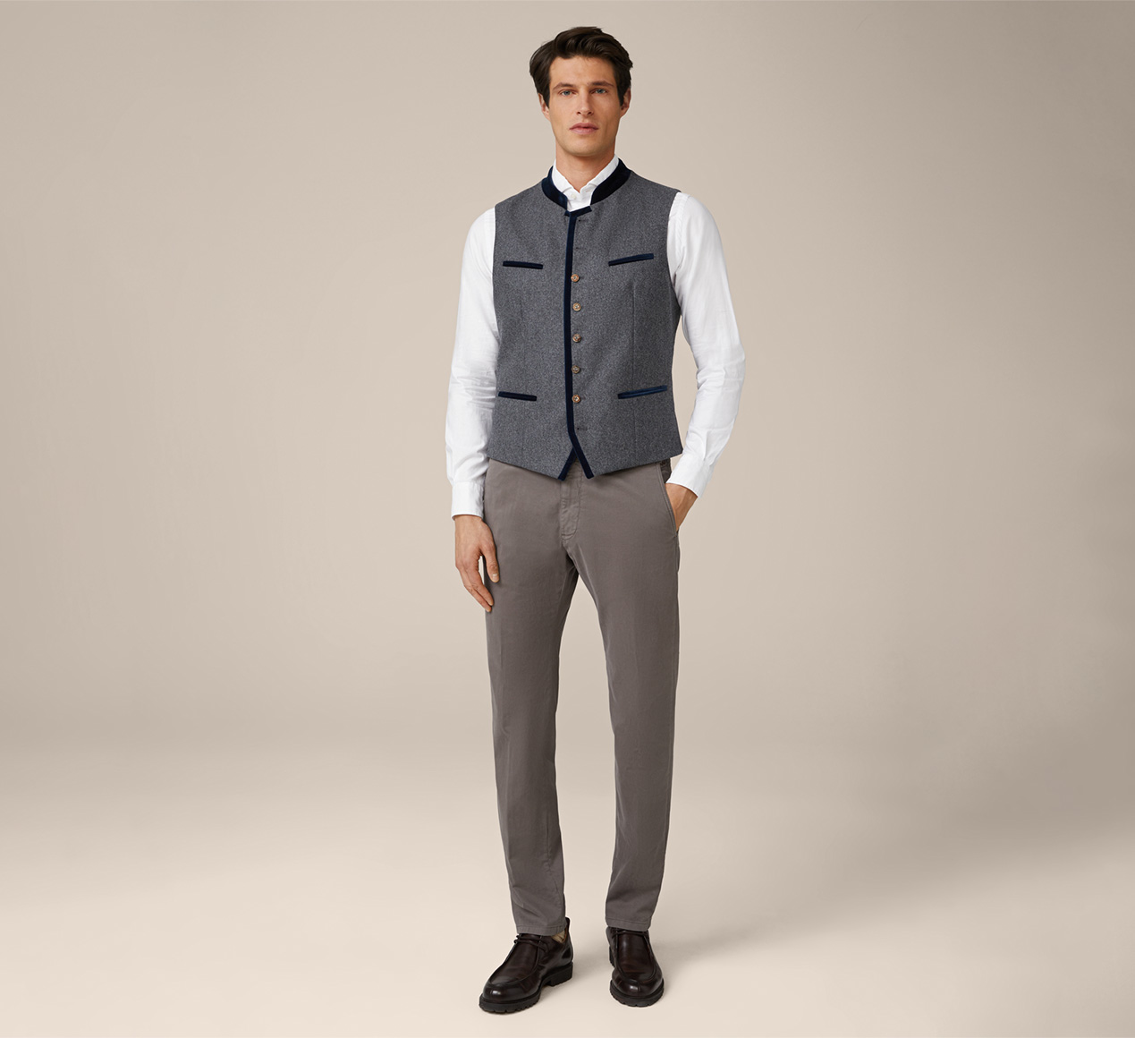 windsor. präsentiert das Produkt Trachten-Weste Au in Grau/Navy aus der Kategorie Trachten