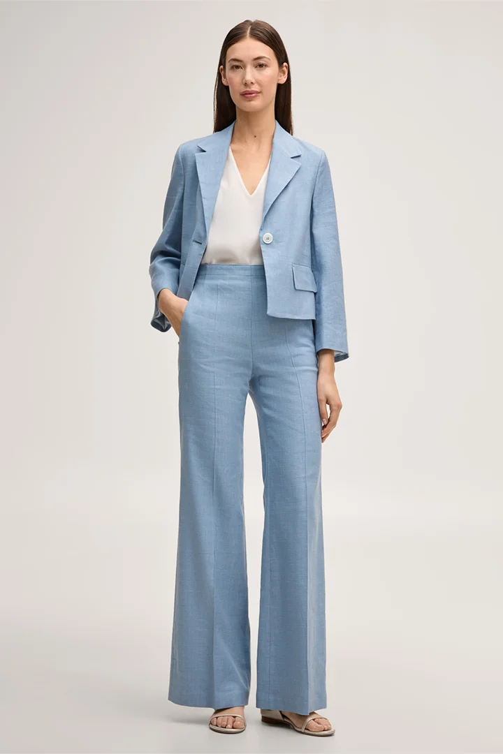 Leads to product detail page "Crêpe blouse top with gathering in ecru"