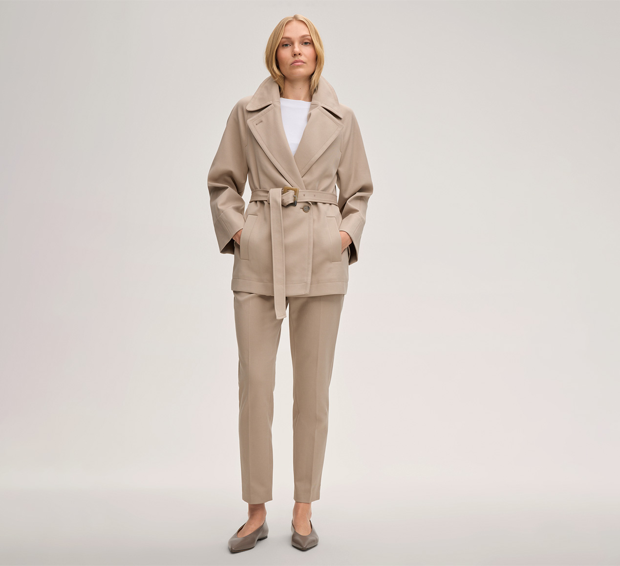 windsor. präsentiert das Produkt Baumwoll-Double-Weave-Trench-Jacke in Taupe aus der Kategorie Jacken & Mäntel