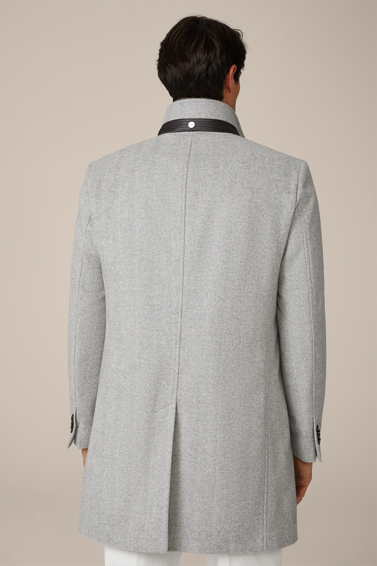 Manteau Rivano en laine mélangée avec col relevé doté d’une passementerie en fourrure d’agneau, en gris clair à chevrons