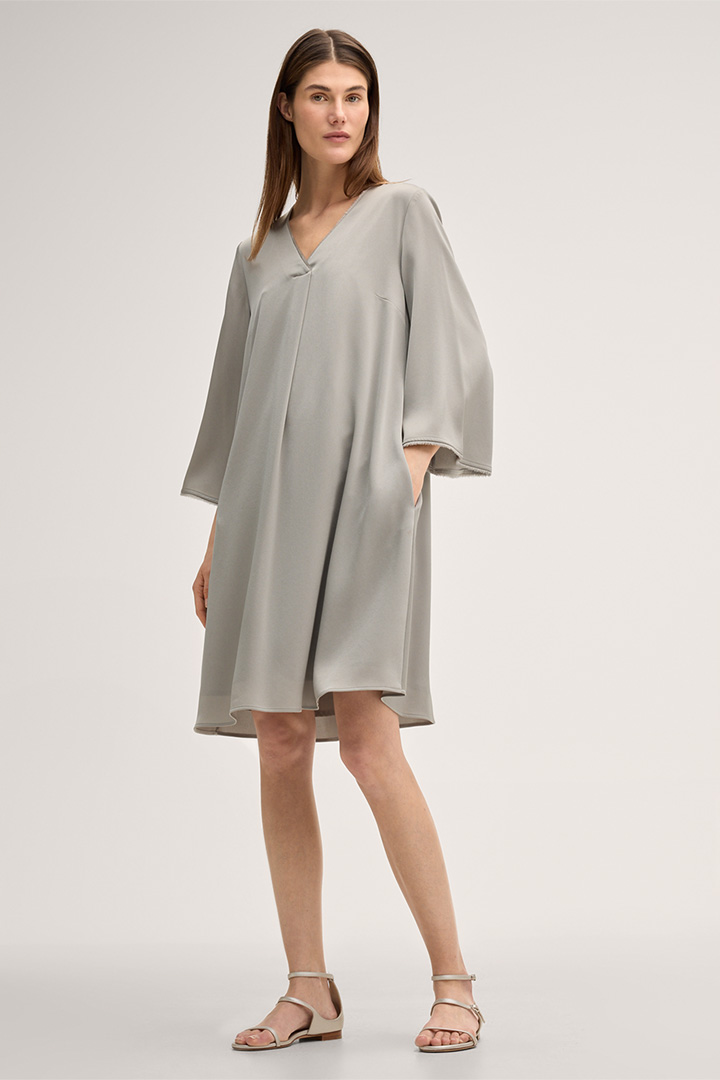 Mène à la page produit « Robe en crêpe évasée, en grège »