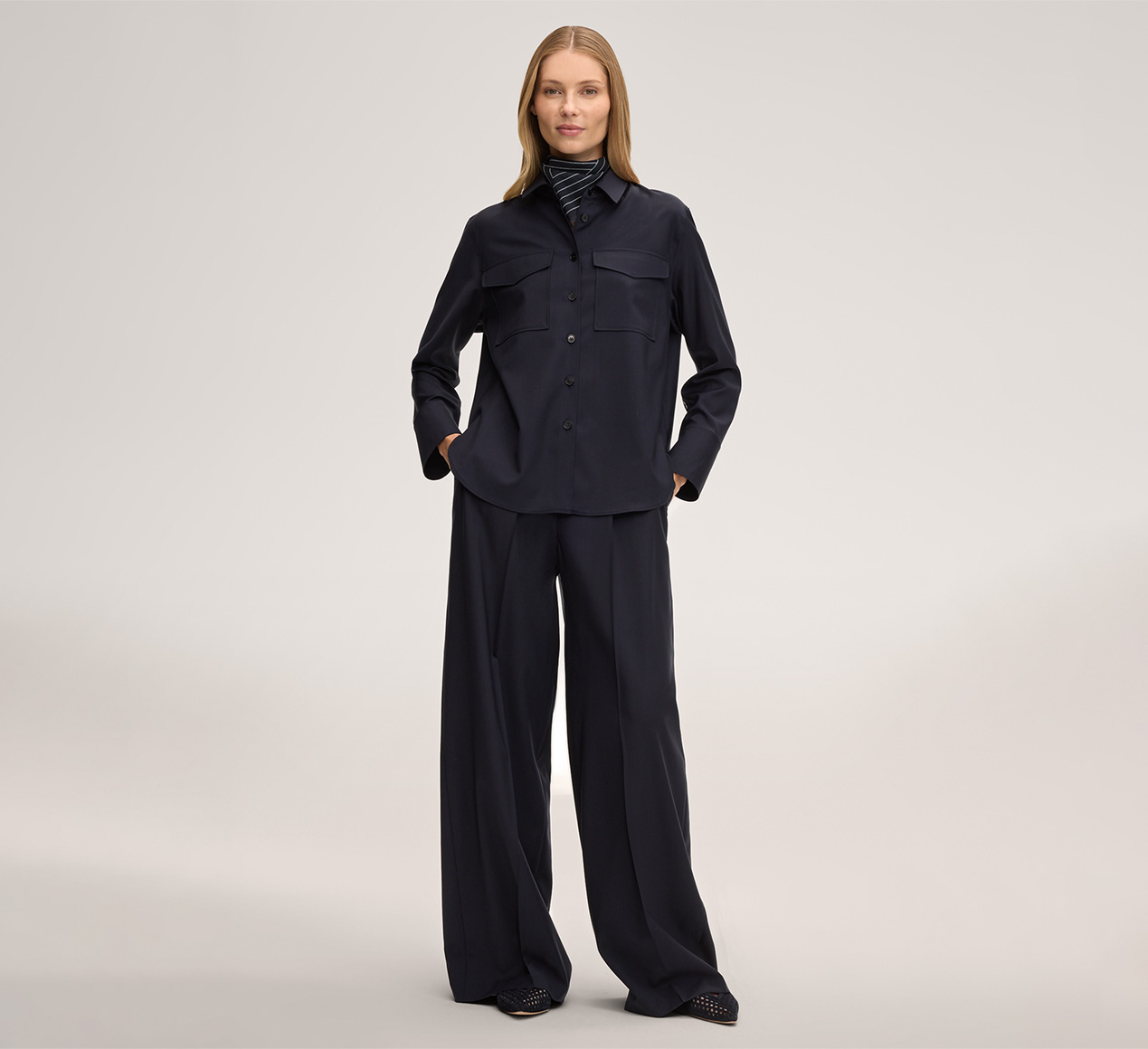 windsor. präsentiert das Produkt Schurwoll-Palazzo-Hose in Navy aus der Kategorie Hosen & Jeans