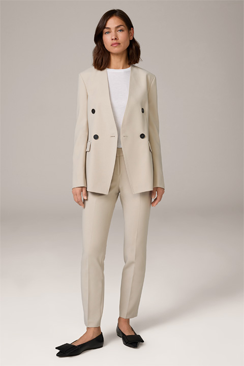 <p><strong>Shop the Look :</strong><br> Tailleur-pantalon en crêpe beige</p>