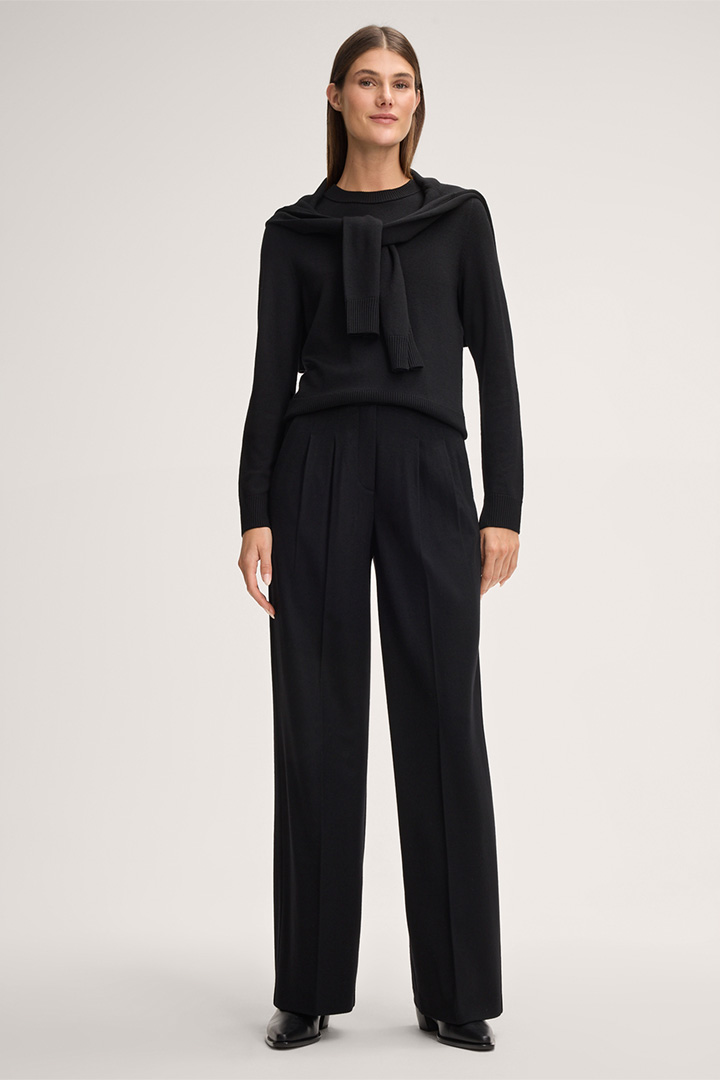 Leads to product detail page "Round Neck Pullover in Fine Knit Merino in Black"