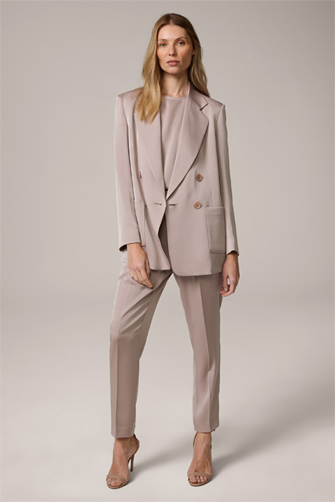<p><strong>Shop the look:</strong><br> Crêpe-Hosenanzug in Taupe</p>