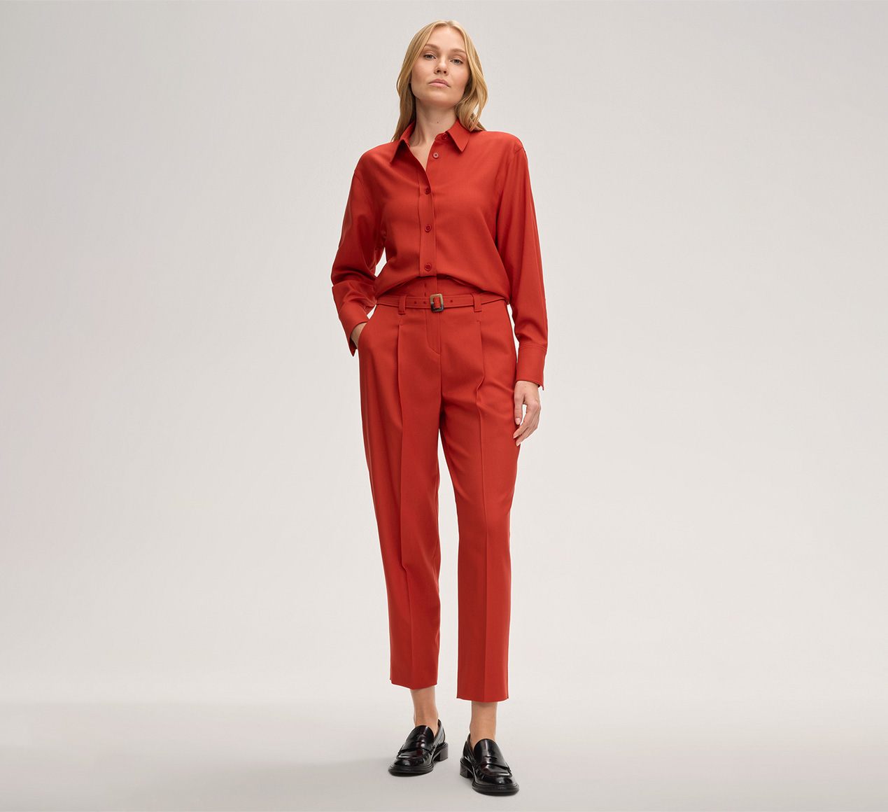 windsor. präsentiert das Produkt Schurwollstretch-Twill-Hose in Rot aus der Kategorie Hosen & Jeans