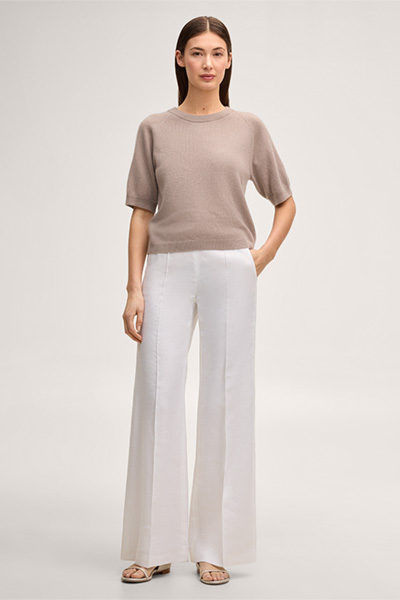 Mène à la page produit « T-shirt en cachemire couleur taupe »