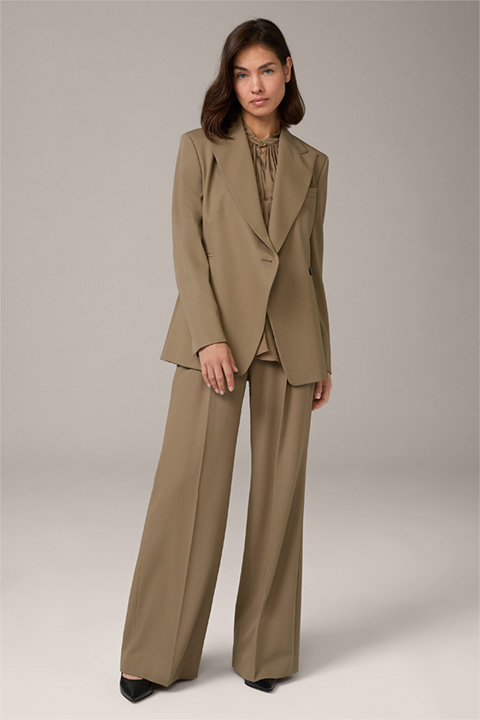 <p><strong>Shop the Look :</strong><br> Tailleur-pantalon en laine vierge beige foncé</p>