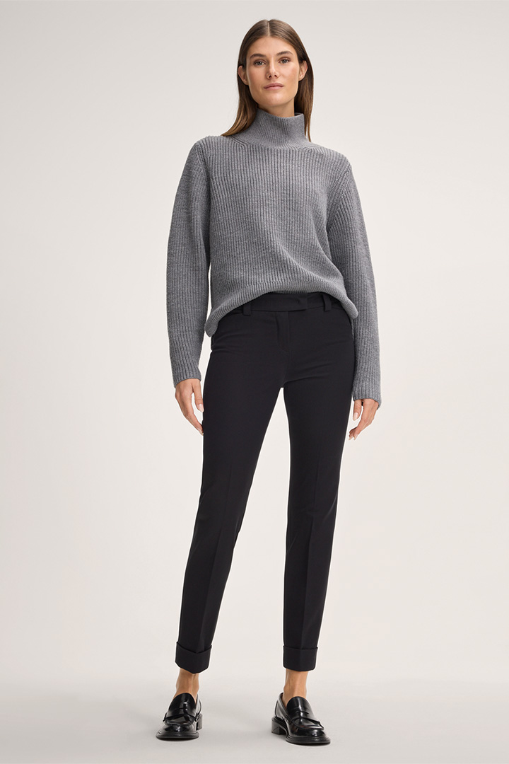 Führt zu Produktdetailseite „Baumwollstretch-Chino mit Umschlag in Schwarz"