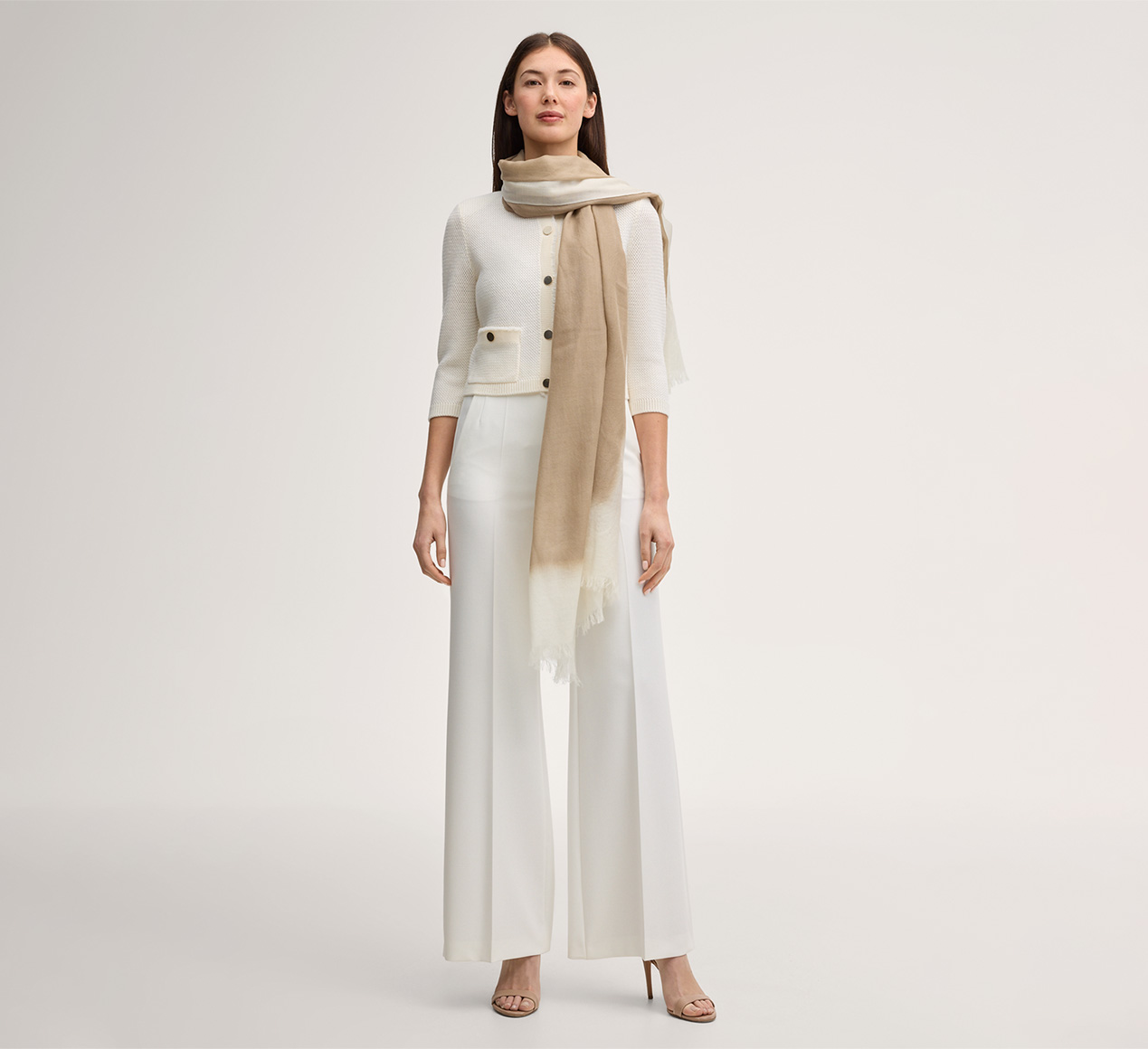 windsor. präsentiert das Produkt Schurwoll-Schal mit Farbverlauf in Taupe aus der Kategorie Mützen & Schals