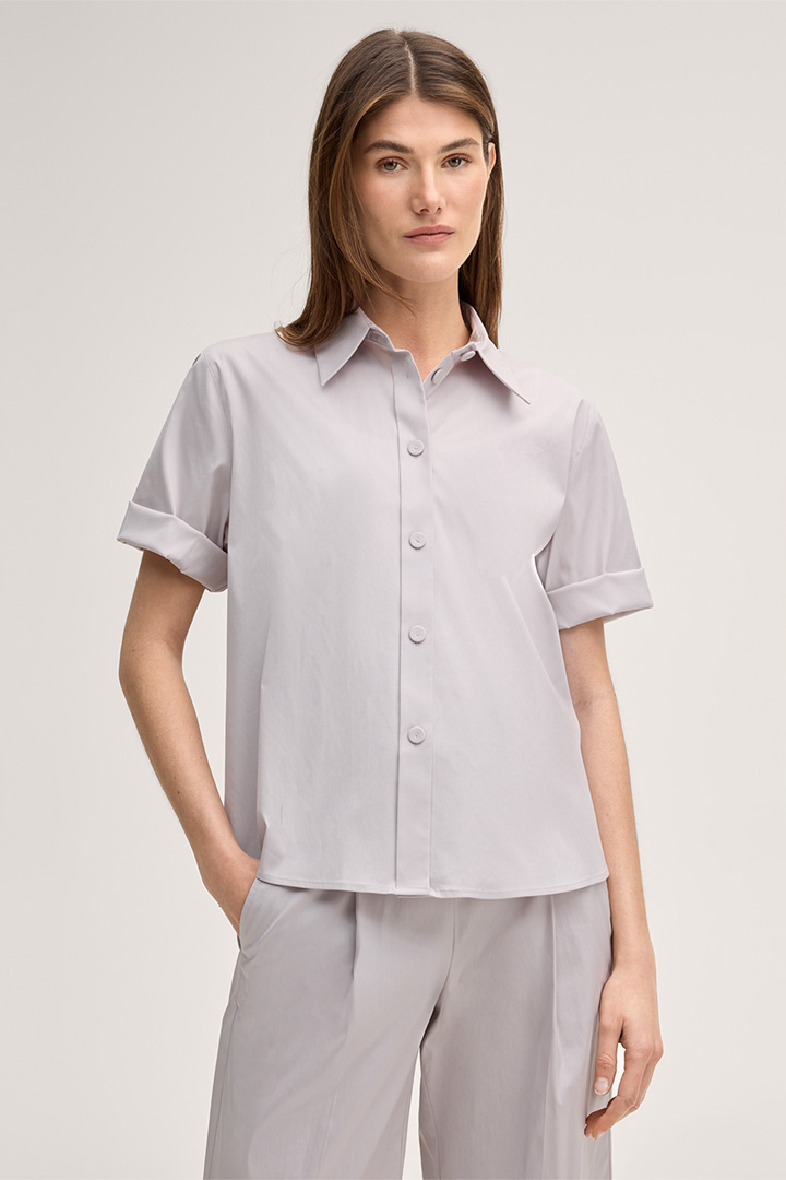 Mène à la page produit « Chemise-blouse à manches courtes en coton stretch, couleur beige »